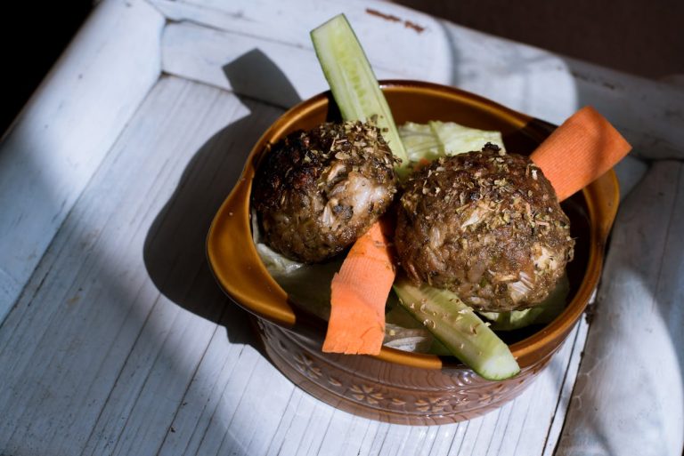 Bowl with meatballs and vegetables.